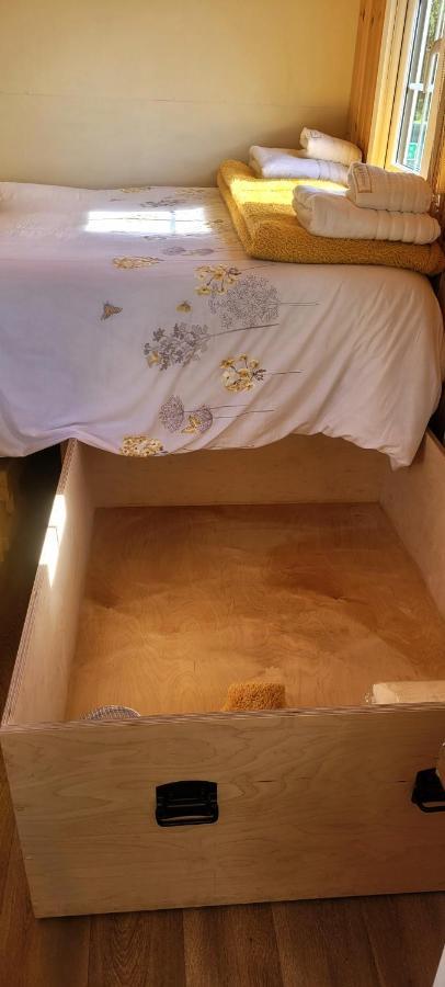 Small Cozy Shepherd Hut 20 By 7 Feet With Boxed In High Double Bed Balmacara Esterno foto